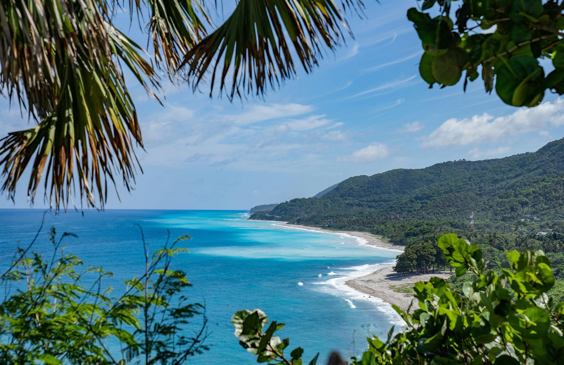 Costa de Barahona con aguas turquesa, playa y montañas cubiertas de vegetación